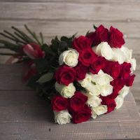 Красные и белые розы Эквадор