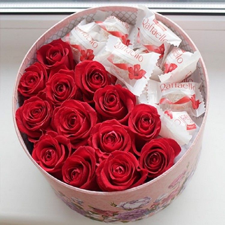Коробка «Розы + рафаэлло»