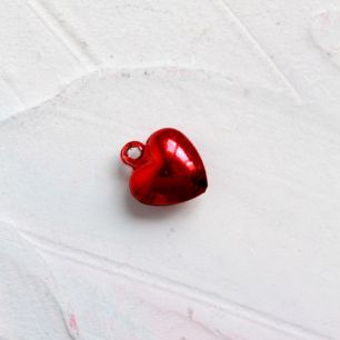 Бубенчик-сердце 1 см. глянцевое красное