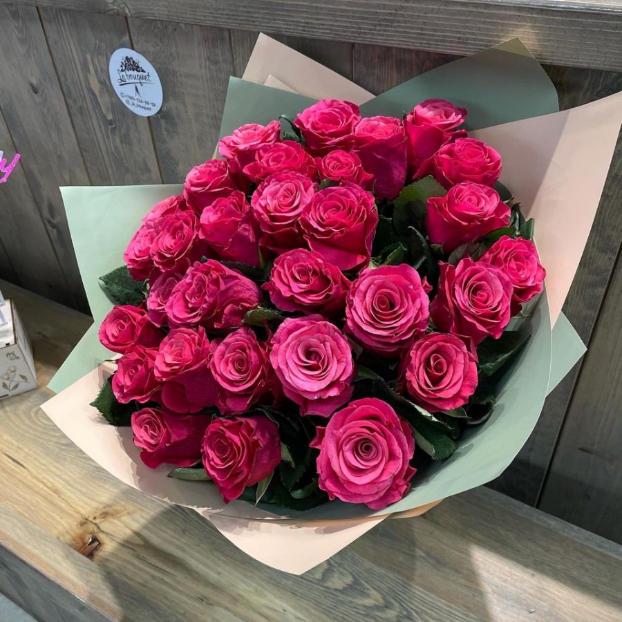 Букет из ярко-розовых кенийских роз
