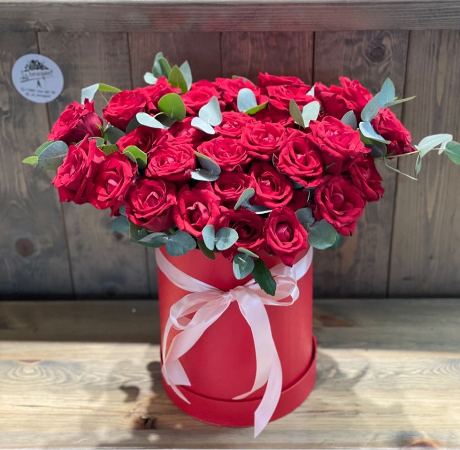 Шляпная коробка с красными розами
