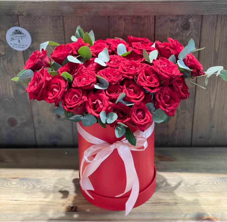Купить розы в коробке в Москве с доставкой