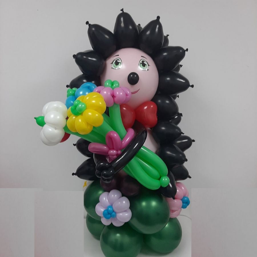 Очаровательный Ёжик с букетом цветов