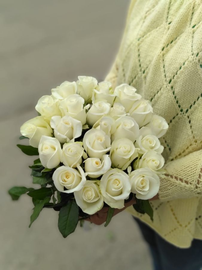 Монобукет из 25 белых роз (кенийских) 40 см