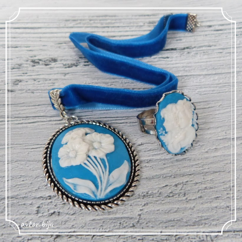 Комплект украшений с камеями Цветы (чокер 30х40 кольцо 18х25) фон голубой под серебро на голубой ленте