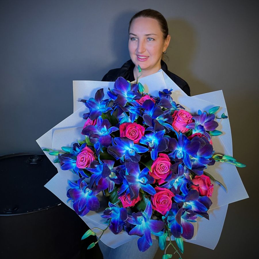 Синие орхидеи и розовые розы