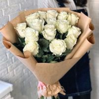 Белые розы 60 см в крафт бумаге