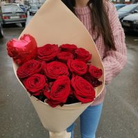 11 красных роз 60 см в стильной упаковке