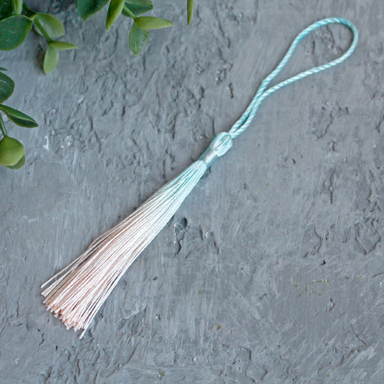 Кисточка декоративная, персиково-голубая, 8 см.