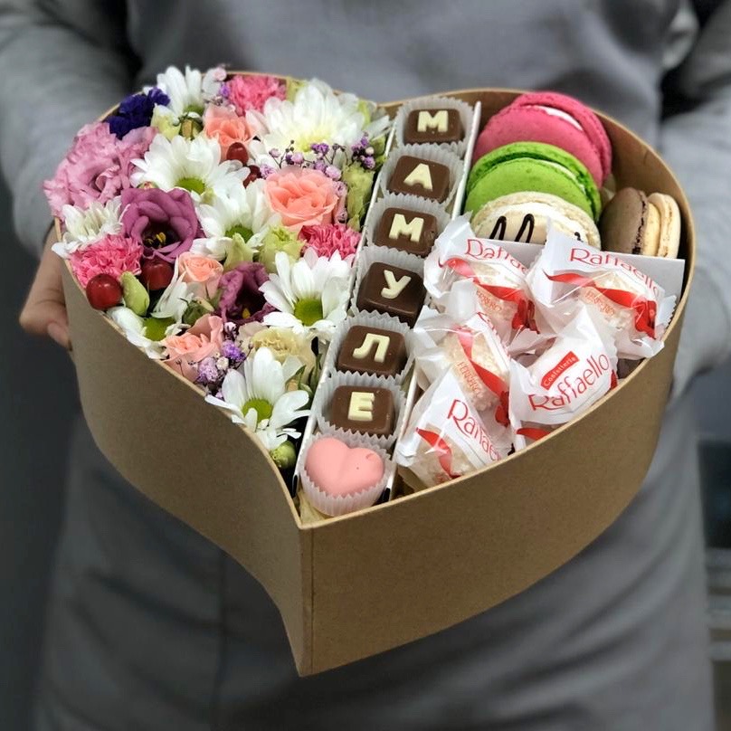 Коробочка с цветами и шоколадными буквами "Мамуле"
