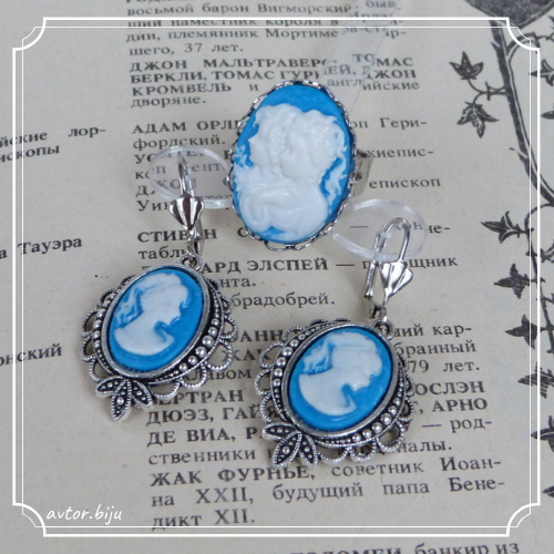 Комплект украшений с камеями Подружки (кольцо 18х25 серьги 13х18) фон голубой под серебро