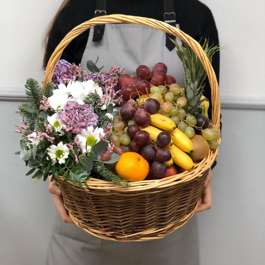 Цветы и фрукты в корзине