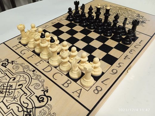 Игра 3в1 большая с  пластмассовыми шахматами.