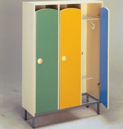Шкаф для одежды трехсекционный на металлокаркасе