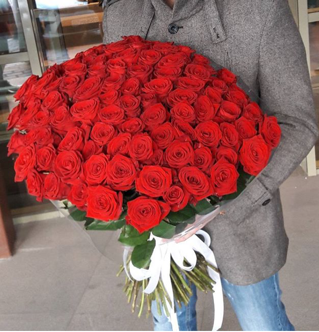 101 красная роза 60 см в крафт бумаге