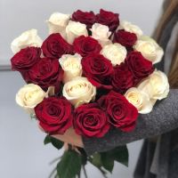 Розы красные и белые (от 11шт.)
