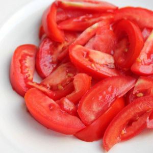Салат из свежих помидоров с маслом 100г