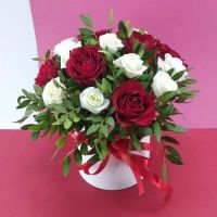 Красные розы с лизиантусом в шляпной коробке