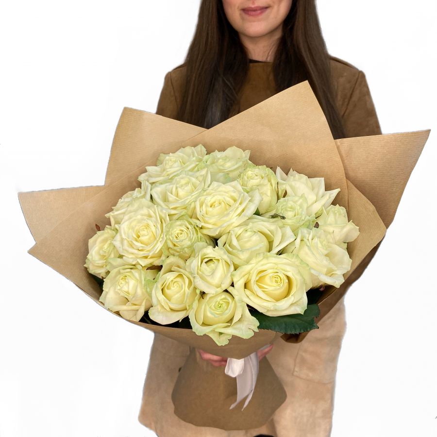 Белые розы 60 см. от 11 шт. с атласной лентой