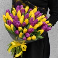 Желтые и фиолетовые тюльпаны в оформлении
