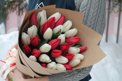 Белые и красные тюльпаны (оформление на выбор)
