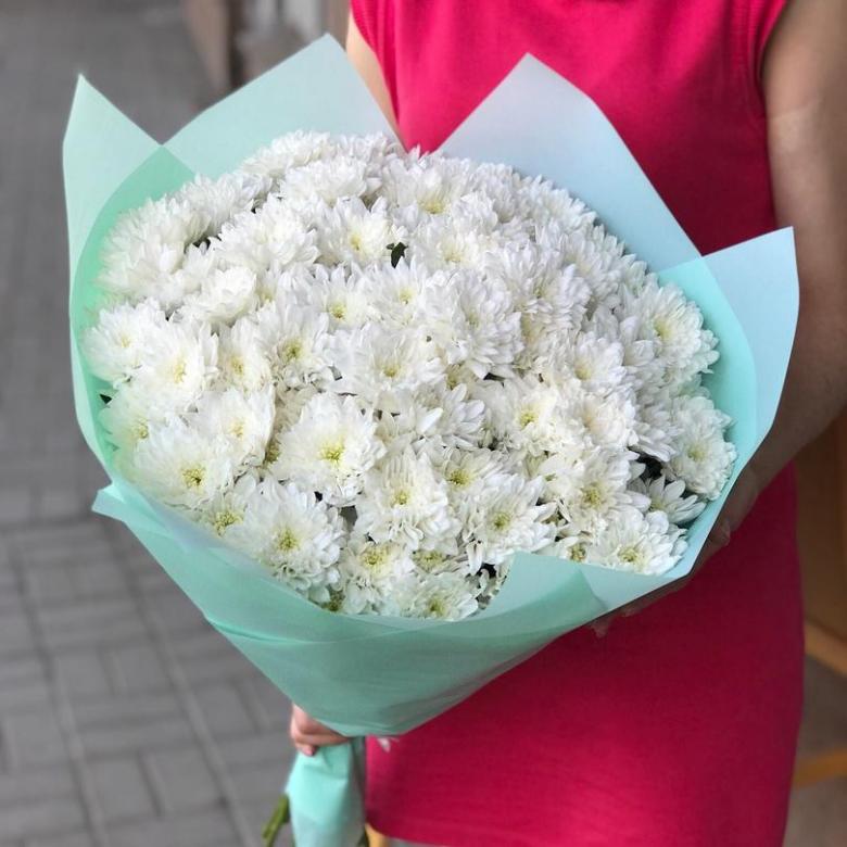 11 белых хризантем в красивой упаковке