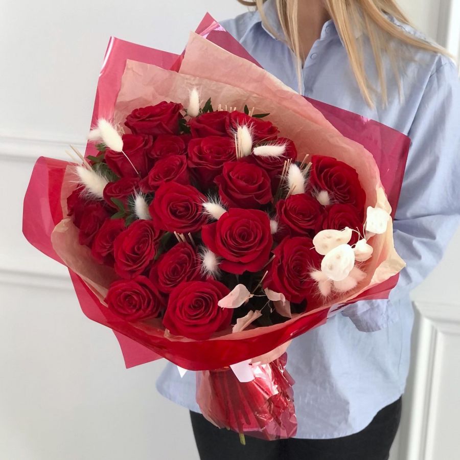 25 красных роз в стильной упаковке с сухоцветами