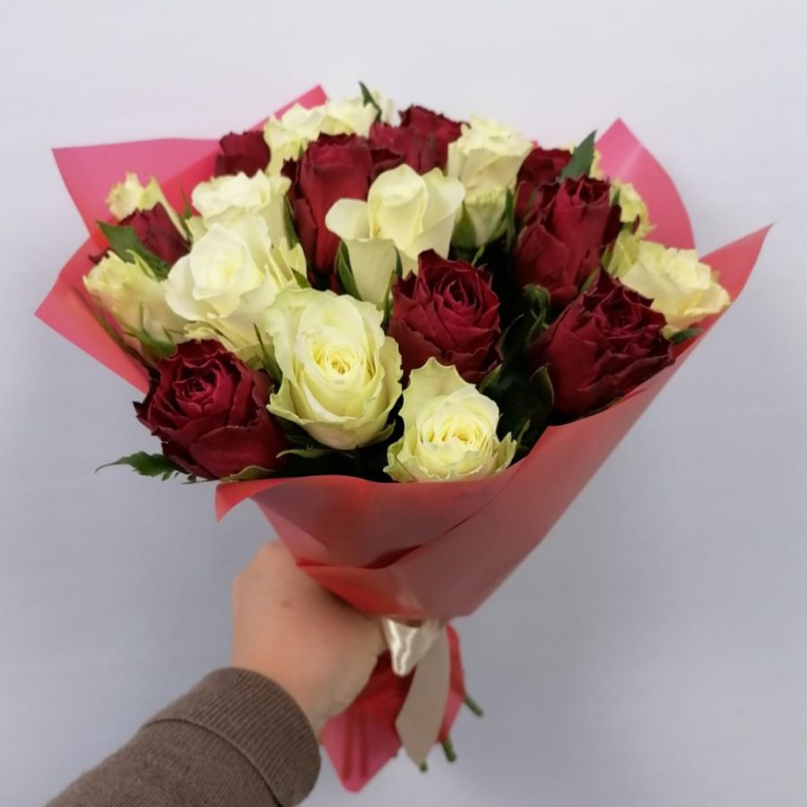 Букет из роз от 21 шт (красные и белые), 40 см