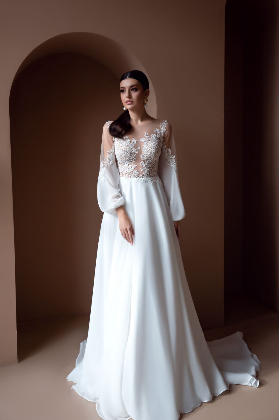 Приталенное свадебное платье с длинными рукавами из белого шифона и кружева Арт. 084