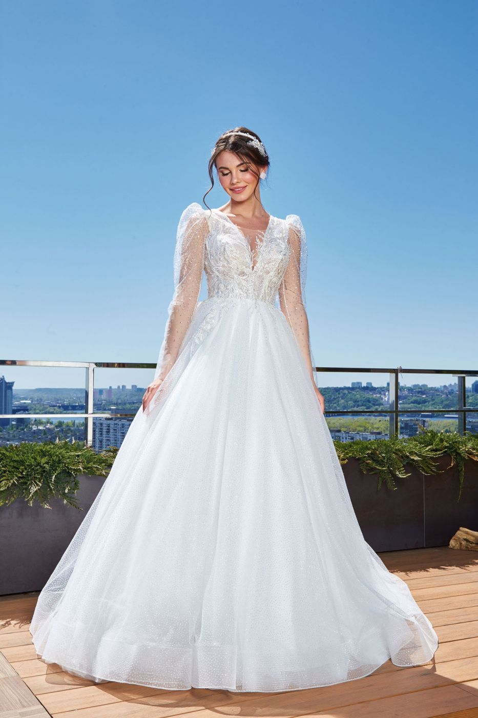 Пышное мерцающее свадебное платье с открытой спинкой и длинными рукавами  Арт. 099