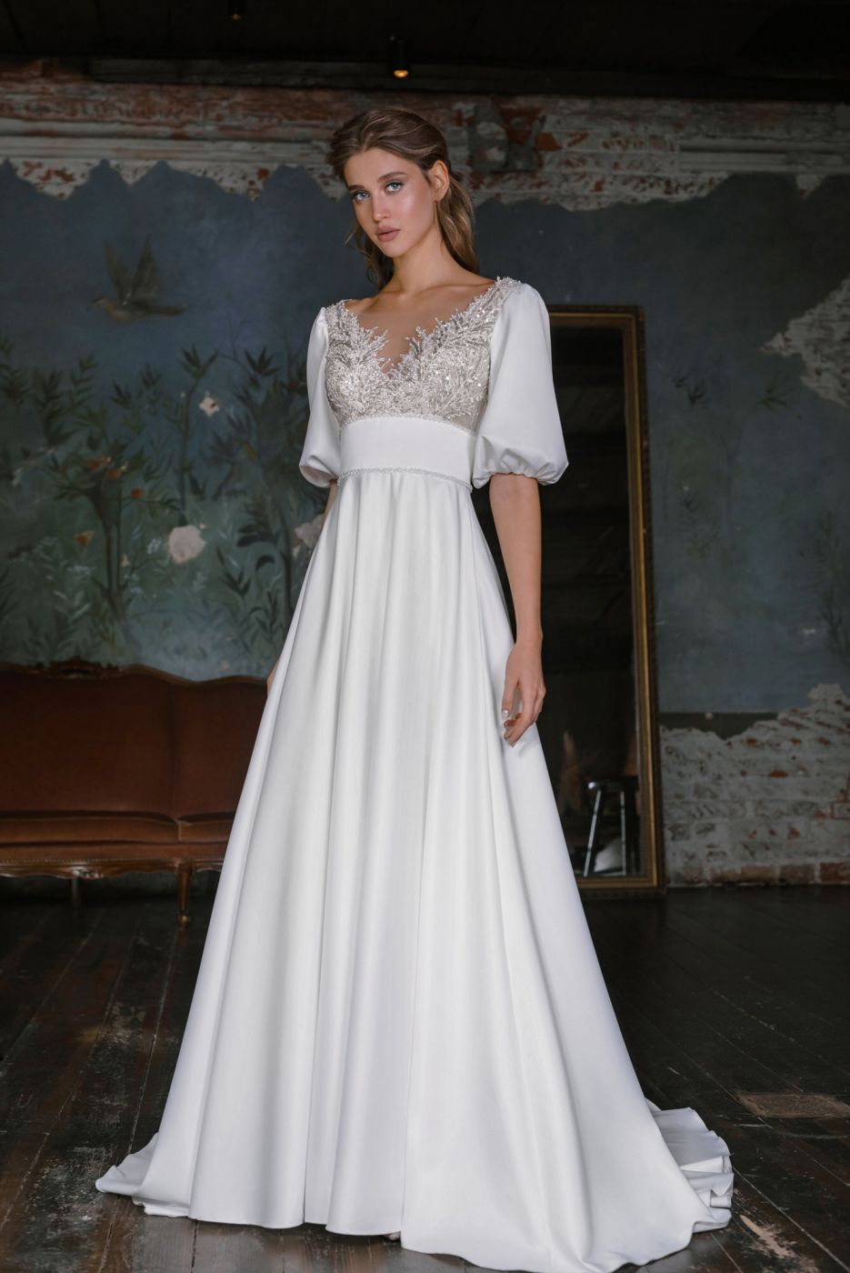 Свадебное платье А-силуэта с рукавами-фонариками длиной до локтя и V-образными декольте  Арт. 087