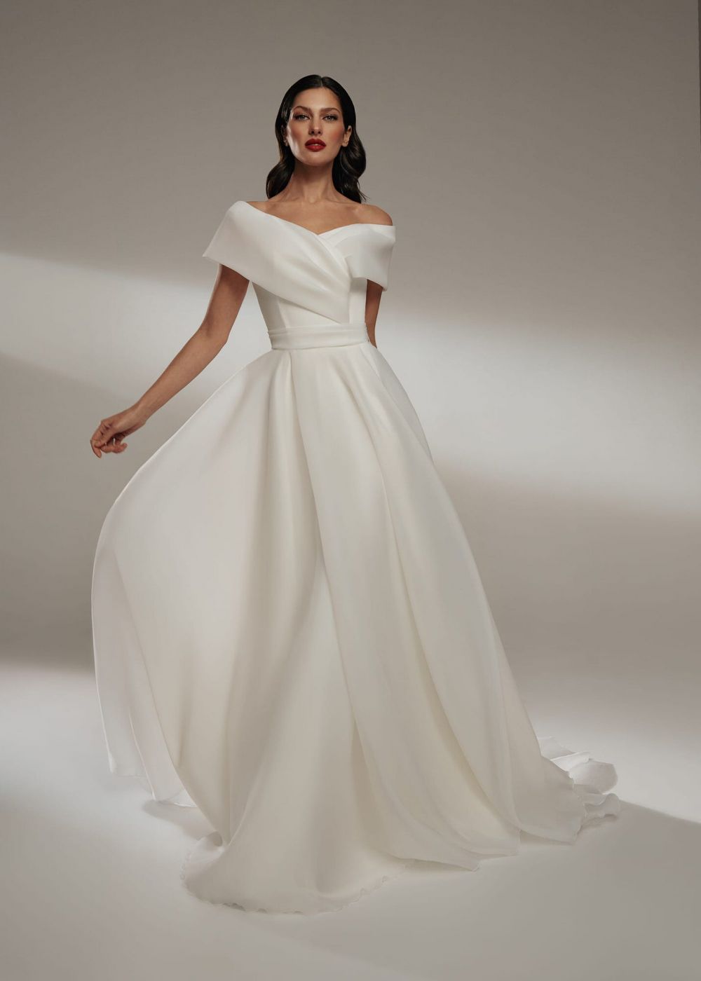 Свадебное платье А-силуэта с открытыми плечами из атласа в теплом оттенке белого Арт. 082