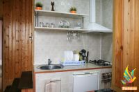 Мини кухня, кухонный уголок в номере в гостевом доме Евгения