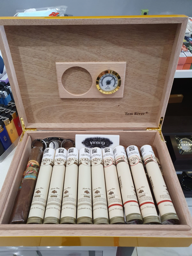 Подарочный набор сигар Flor de Oliva в хьюмидоре с аксессуарами