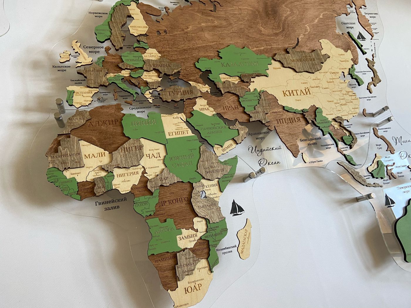 Цвет "Икитос", Многоуровневая карта мира из дерева