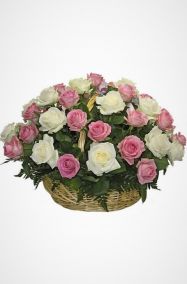Фото Ритуальная корзина из живых цветов 32 белых и розовых роз