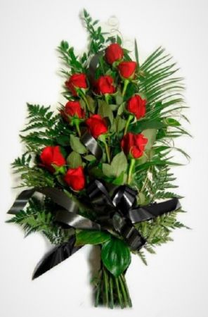 Фото Ритуальные цветы 10 красных роз и папоротник
