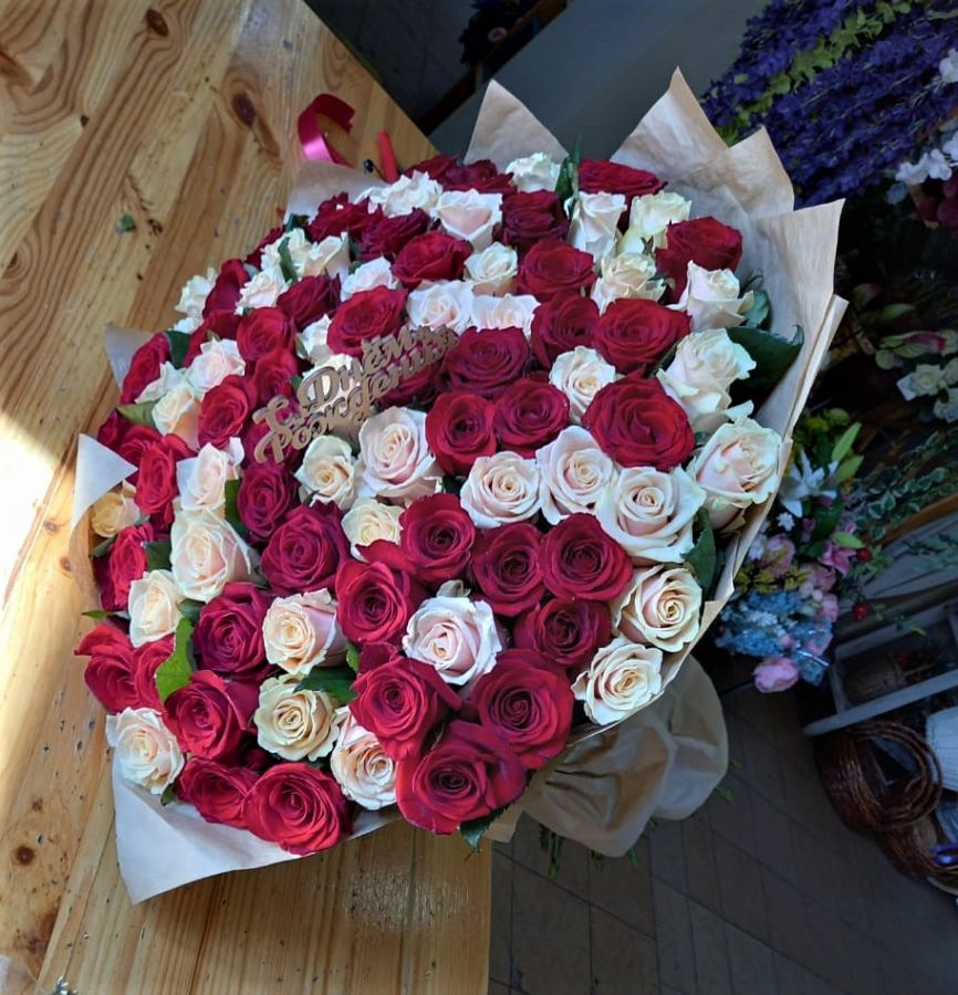 101 красно-белая роза длина 60 см с топпером