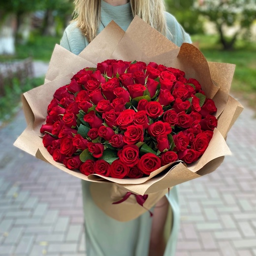 101 красная роза Кения в упаковке (40 см)