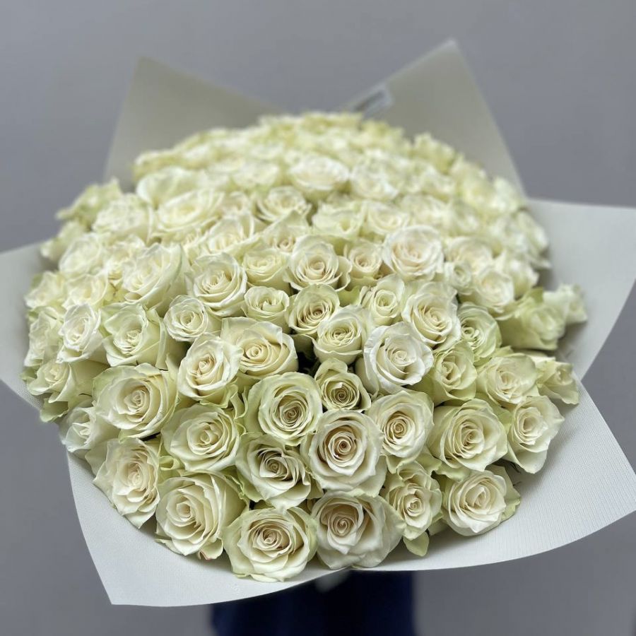 101 белая роза 40см в нежном оформлении