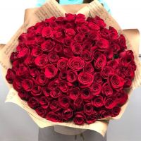 101 красная роза 50 см в крафт бумаге