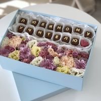 Коробочка с цветами и шоколадными буквами