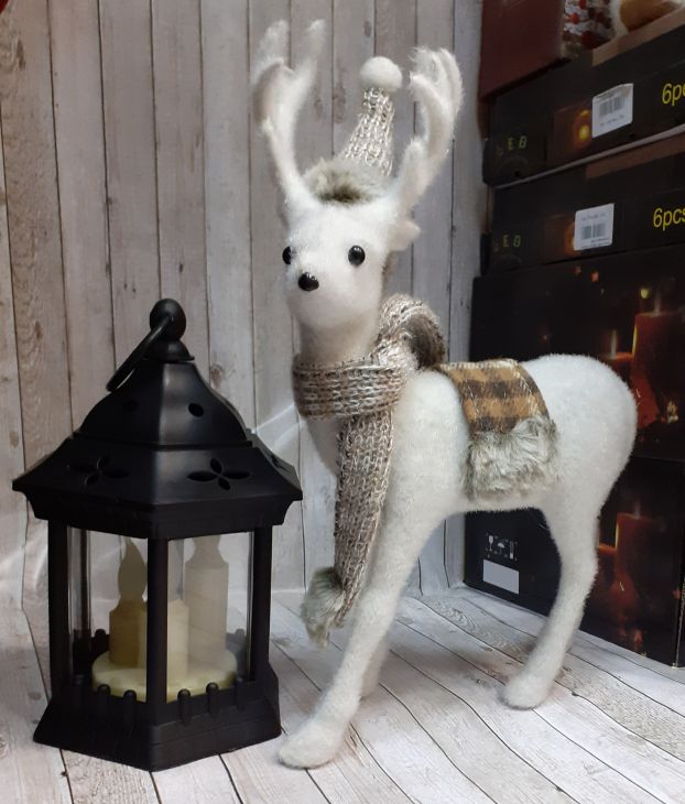 Рождественский олень в бежевом колпачке и шарфике