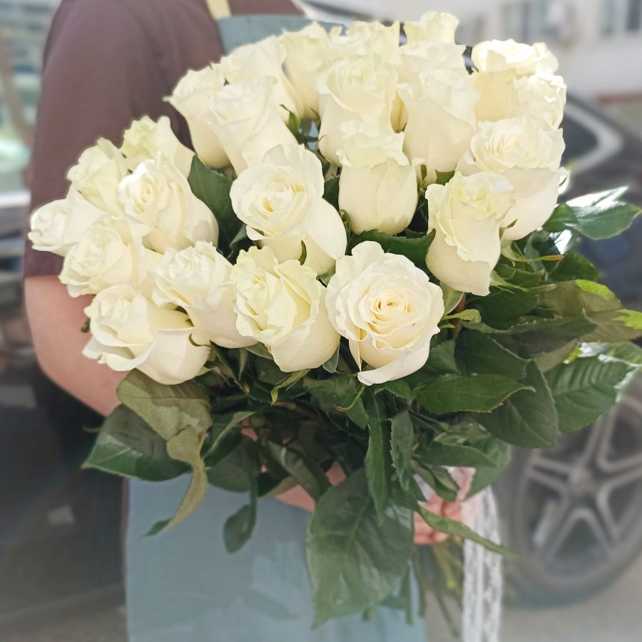 25 белых роз Эквадор  60 см