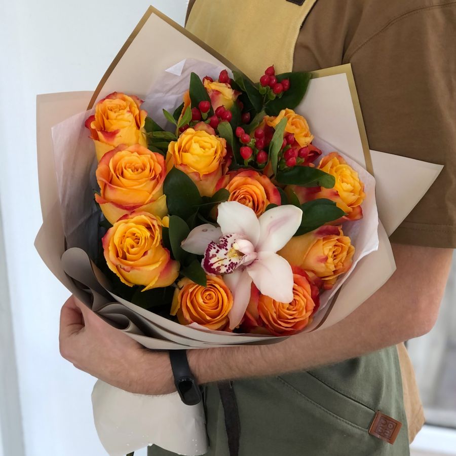 Букет из оранжевых роз, орхидеи и гиперикума