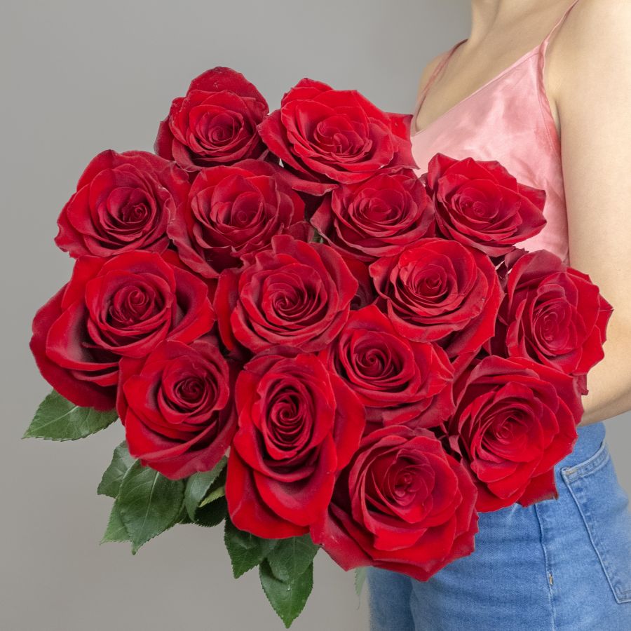 15 красных роз 70 см