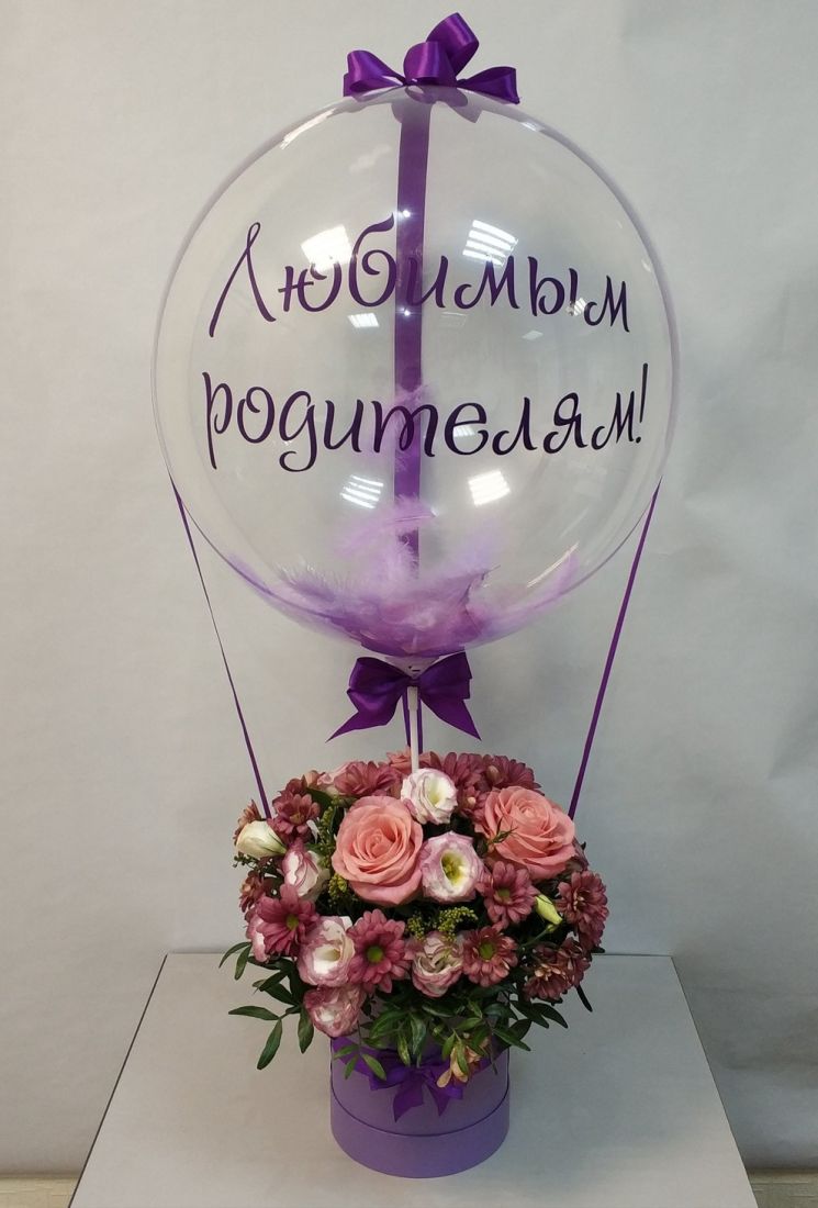 Композиция в шляпной коробке из роз, эустомы и хризантемы с шаром с перьями и индивидуальной надписью