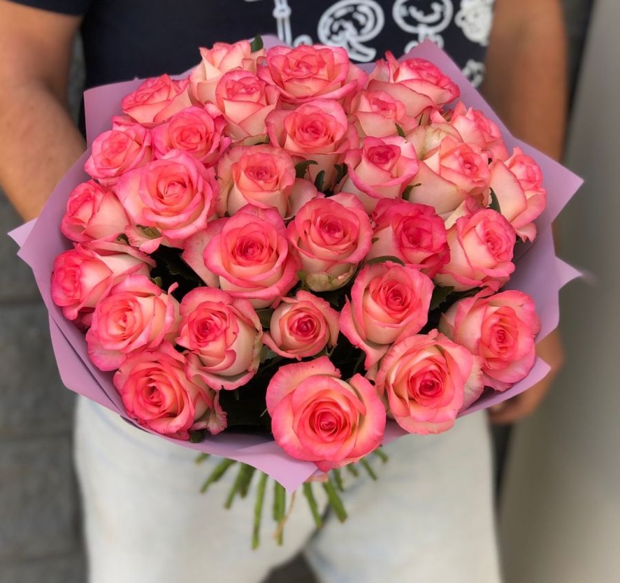 Букет из 29 бело-розовых роз