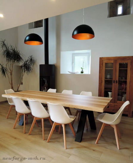 Стильный стол в стиле лофт из массива дерева для гостиной на мощных металлических опорах
