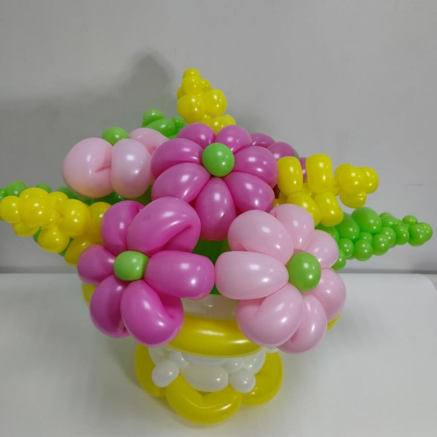 Корзина с цветами, из воздушных шаров